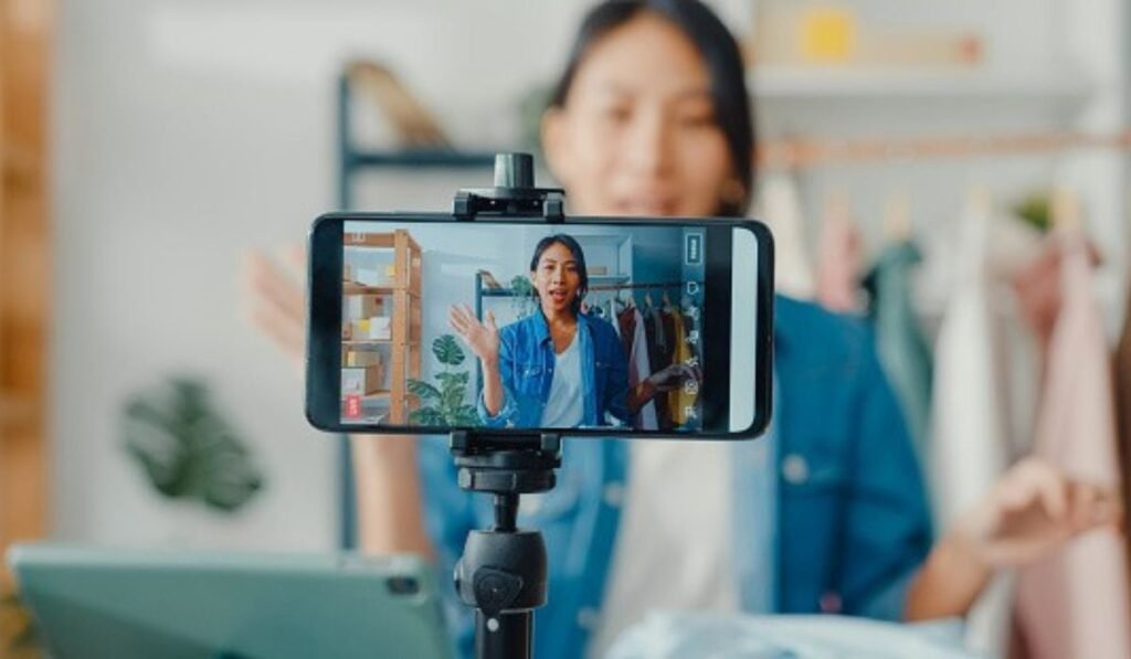 Lynnrob1234 is a social media producer, influencer, and digital