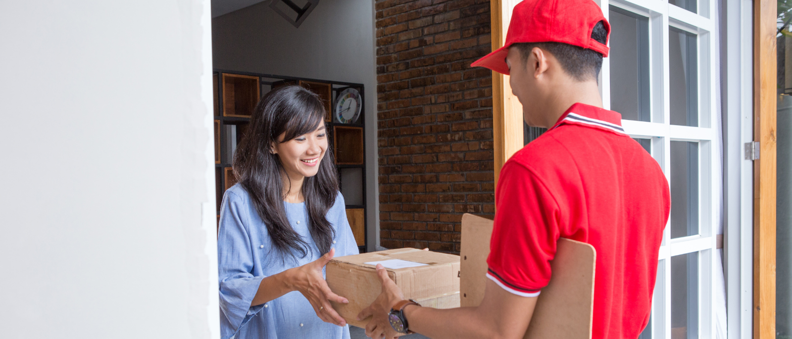 Does Fashionlamb com Offer Clear Shipping and Delivery Details?